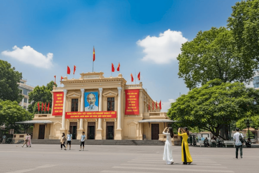 Nhà hát Lớn Hải Phòng là công trình kiến trúc nổi bật được xây dựng theo phong cách châu Âu, là điểm đến văn hóa đặc sắc ngay giữa trung tâm thành phố